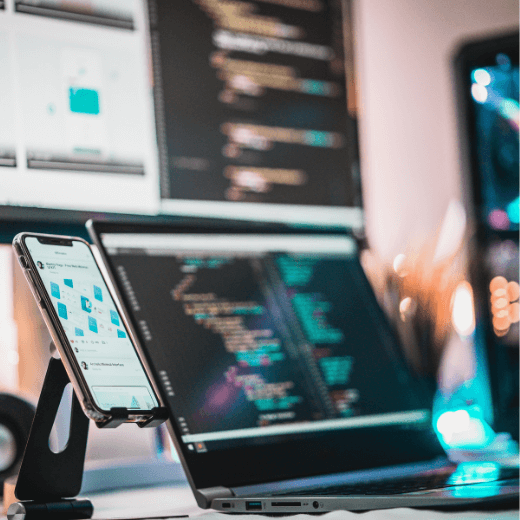 コンピューターの画面にコードが写されている写真