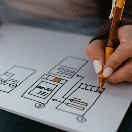 ペンで図形を書いている様子
